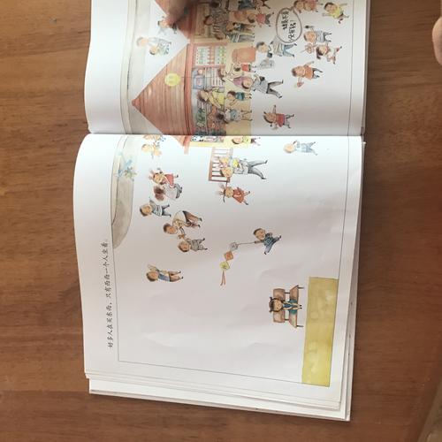 小学孩子把漫画书夹在名著封皮里偷看的日常场景