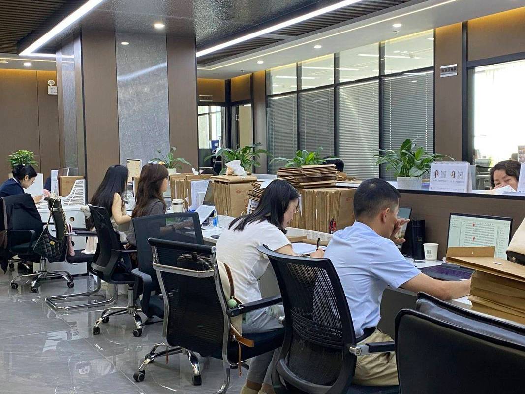 企业主面试法律顾问律师的办公室场景