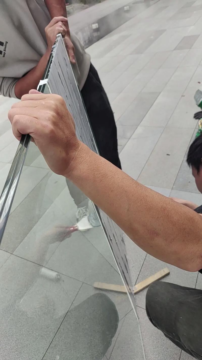 夹胶玻璃安装密封胶施工过程