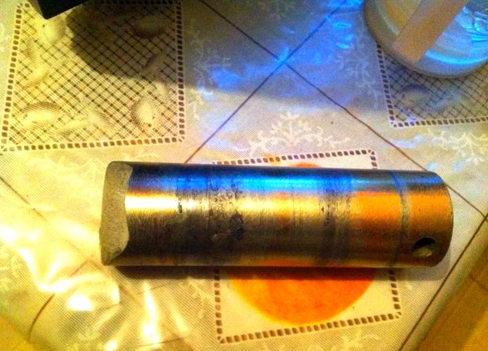 机械车间断裂淬火销轴实物图