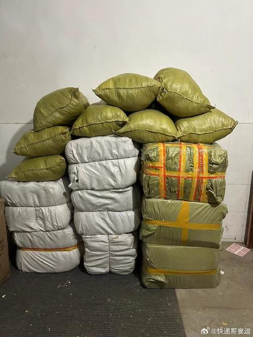 旧衣物捐赠打包好的编织袋放在单元门门口的实拍图
