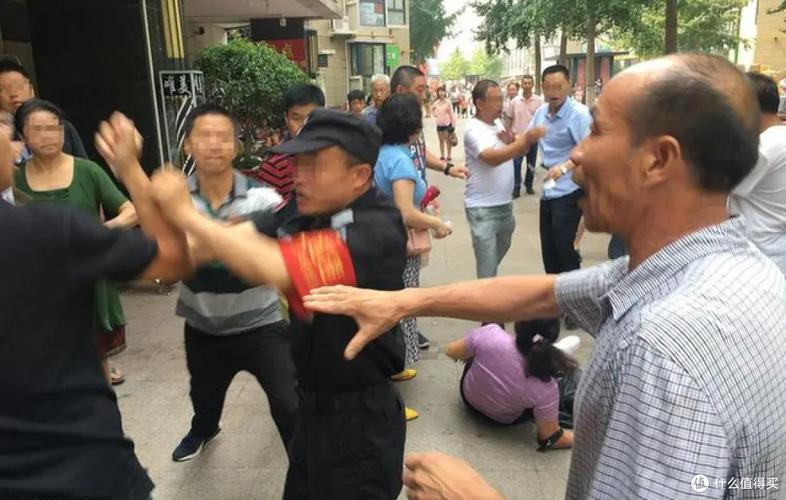 家长在小区物业办公室沟通孩子打闹纠纷现场