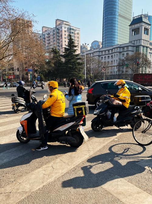 南京软件大道斑马线外卖骑手电动自行车现场