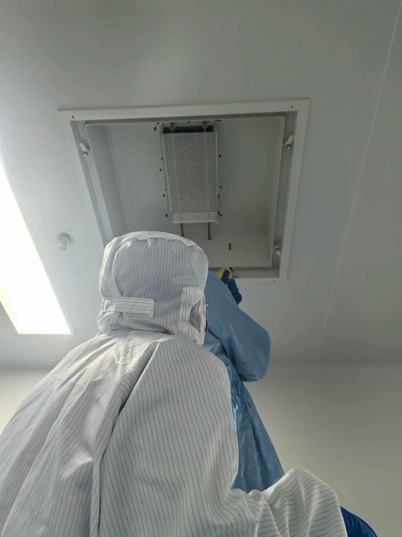 洁净室高效过滤器安装与检漏现场