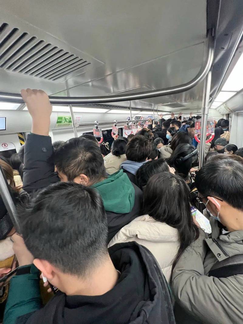 北京地铁早高峰人群拥挤背包特写
