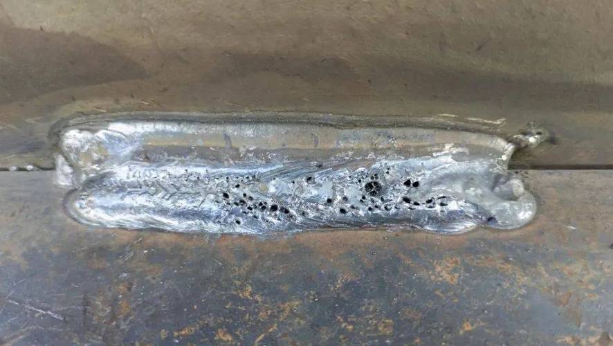 压力容器环焊缝射线底片显示密集气孔缺陷