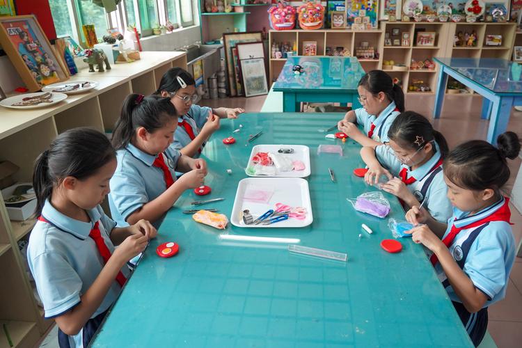 双减后小学社团课学生手工创作场景