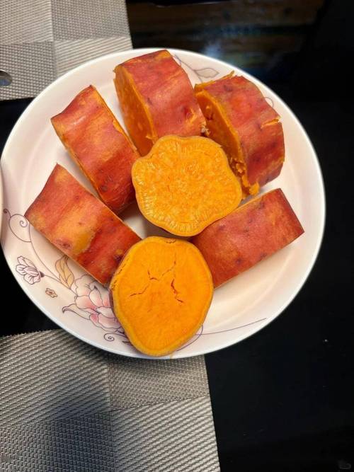 竹制蒸笼里蒸好的流蜜带皮红薯