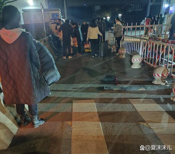 升学备考家长陪孩子傍晚散步实拍