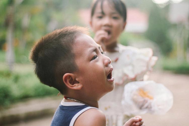 幼儿园门口幼儿分离哭闹实拍图