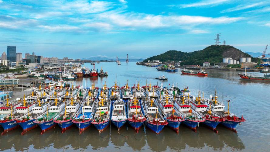 舟山渔港油轮码头与渔船对比