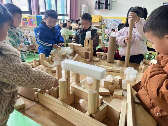 教师放手让幼儿自主探索建构区
