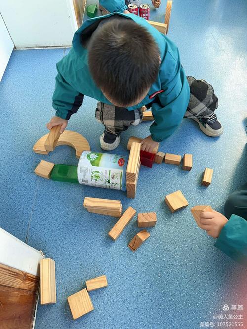 幼儿推倒积木塔瞬间抓拍