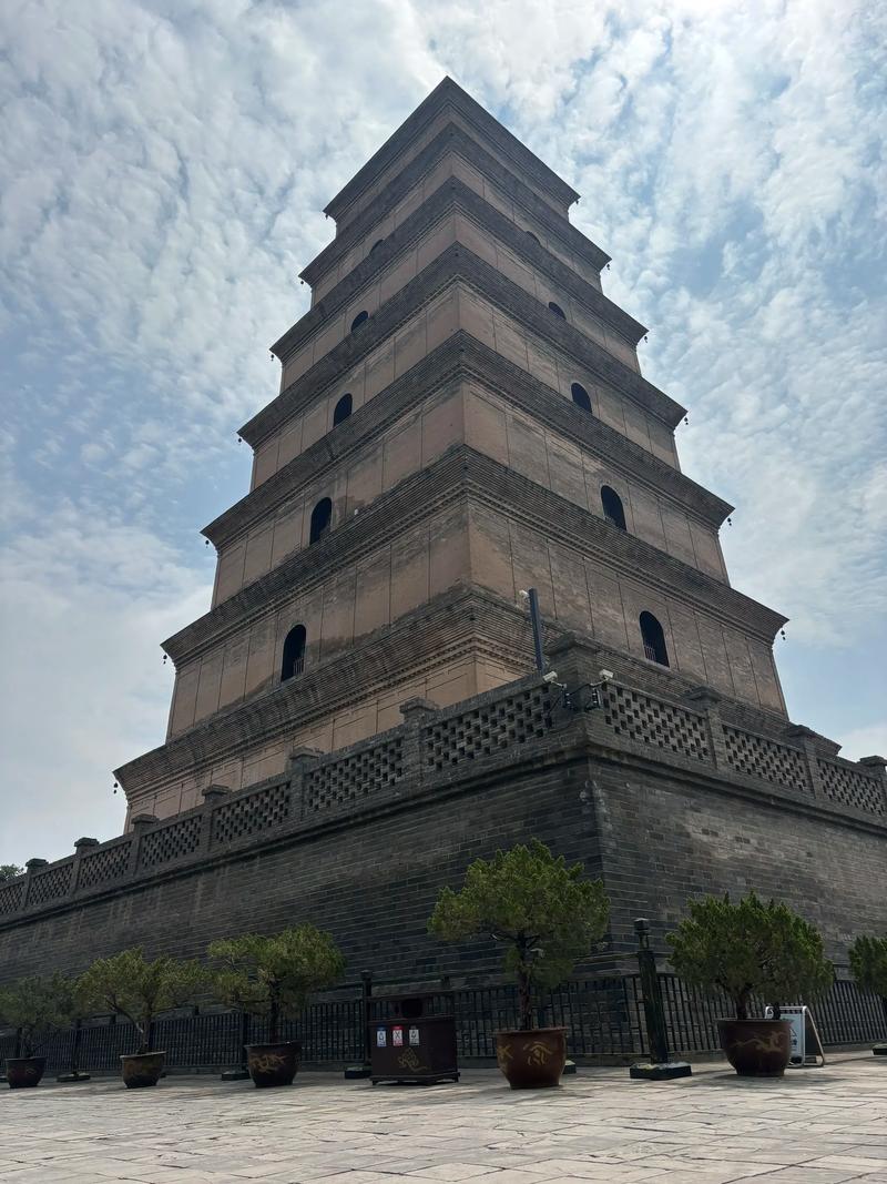3. 大雁塔：晚上10点后，绕塔三圈，听铃铛在风里骂人
