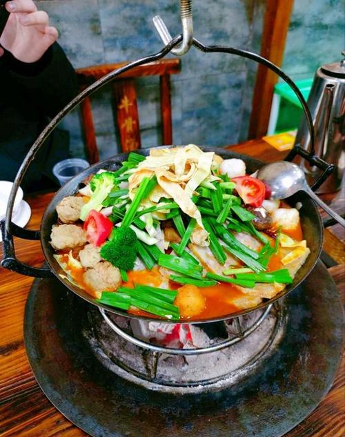 湖北南漳主山寨民宿柴火腊猪蹄吊锅