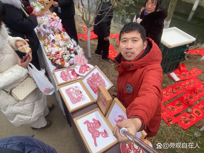湖北南漳秋集上的民间剪纸摊位场景