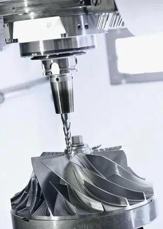 超声波辅助钛合金铣削加工现场