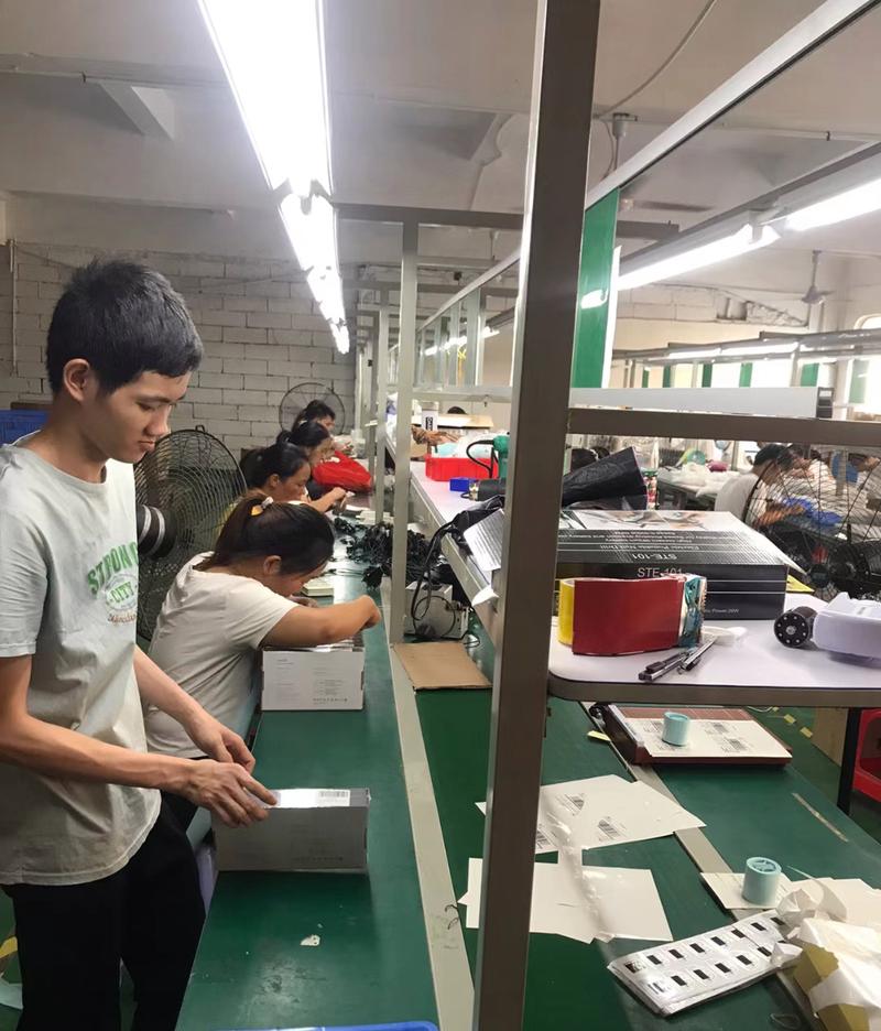 工业质量工程师车间下班陪娃写作业场景