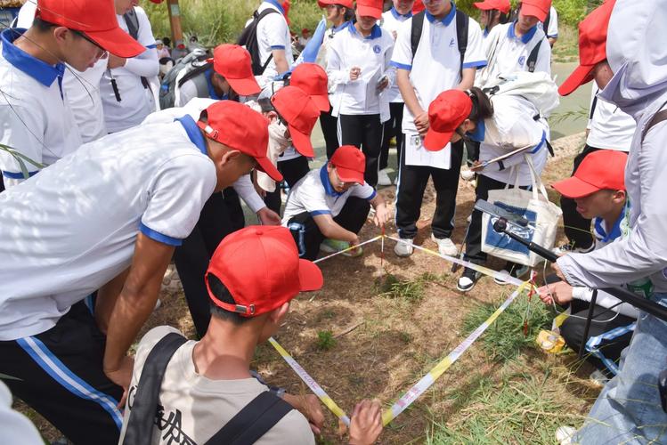 中学生使用GPS在野外进行地理考察