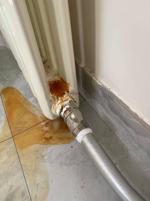 老式铸铁暖气片锈蚀漏水实拍