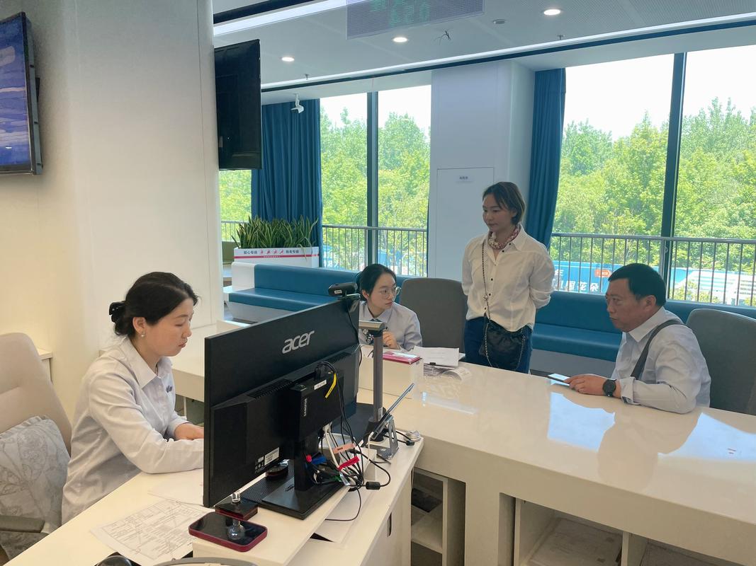 房产交易中心窗口办理过户递材料的场景