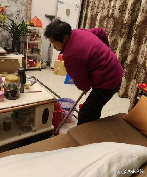 银发老人整理家中旧物日常