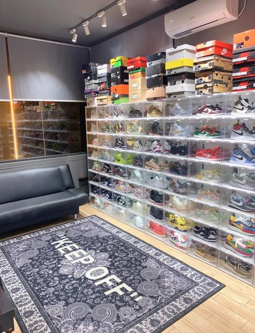 球鞋收藏家展示限量版球鞋鞋墙 满足感笑容