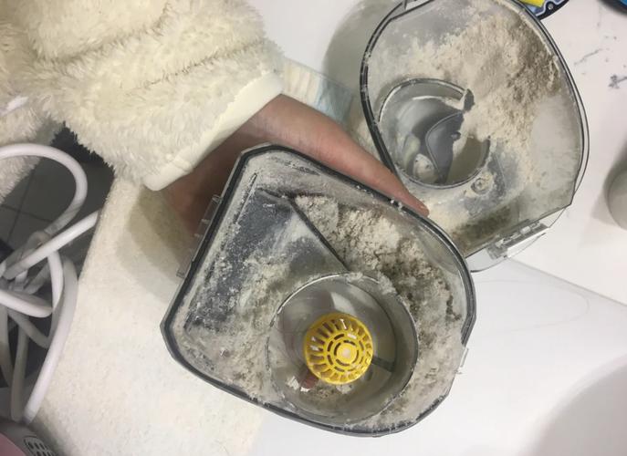 家用除螨仪吸出的床垫污渍实拍