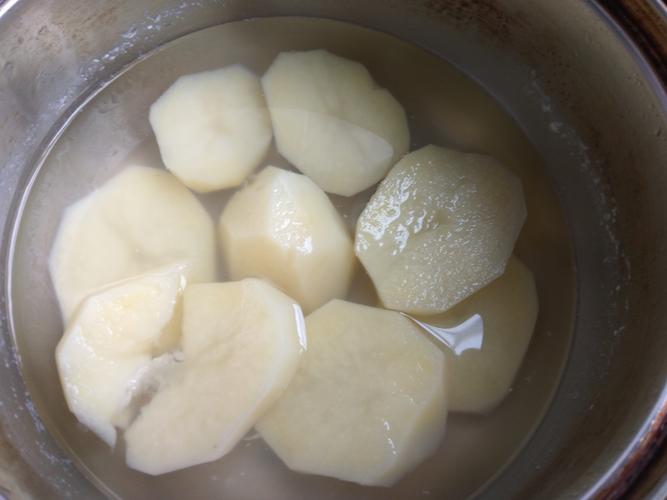 切好浸泡在清水中的新鲜土豆块