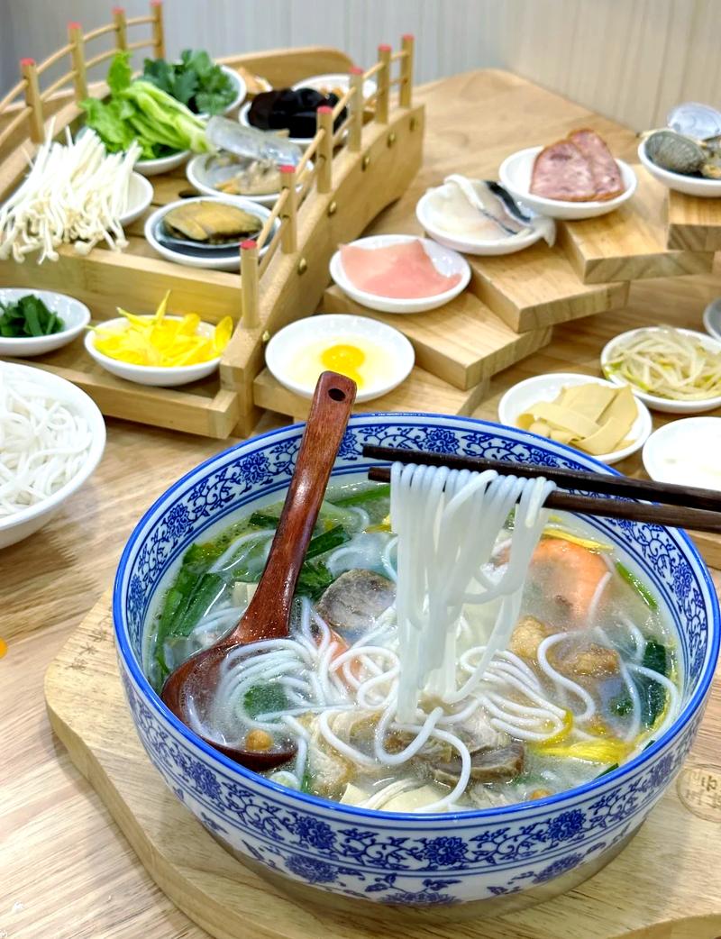 蒙自新安所老早餐店刚端上桌的过桥米线