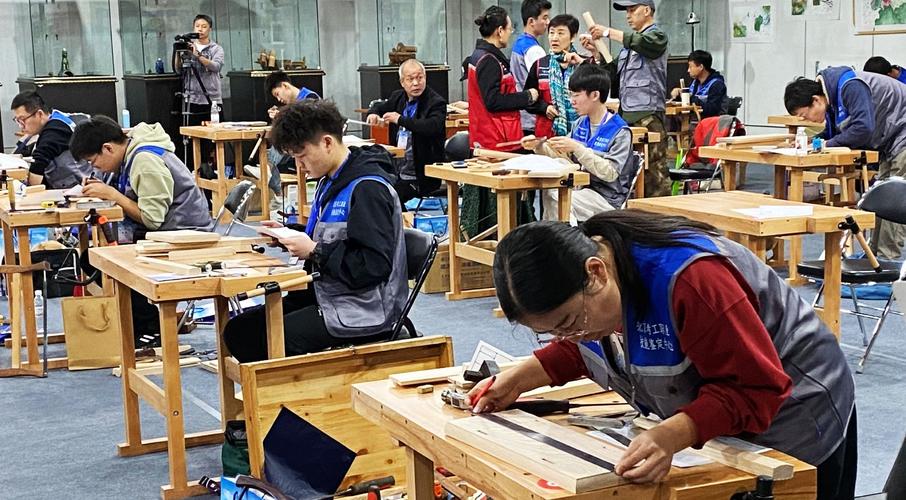 世界技能大赛选手在集训基地进行精细木工操作特写