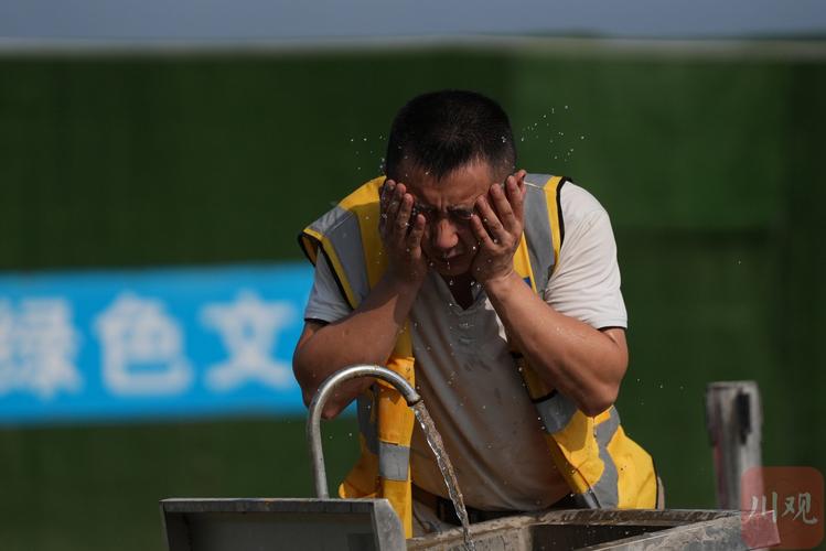 二、工地上那些让人冒冷汗的“常规操作”