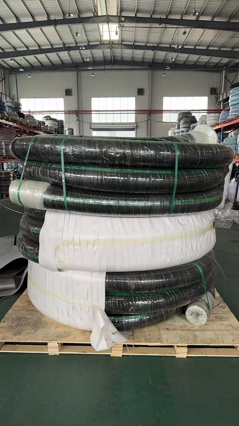 工业现场多种规格橡胶软管对比陈列