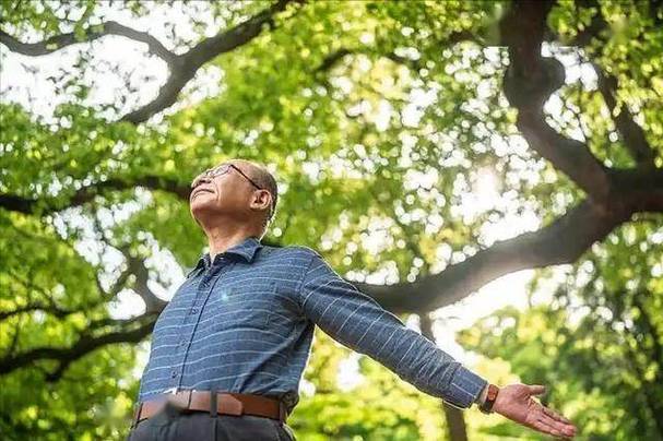 清晨公园老人站立深呼吸场景