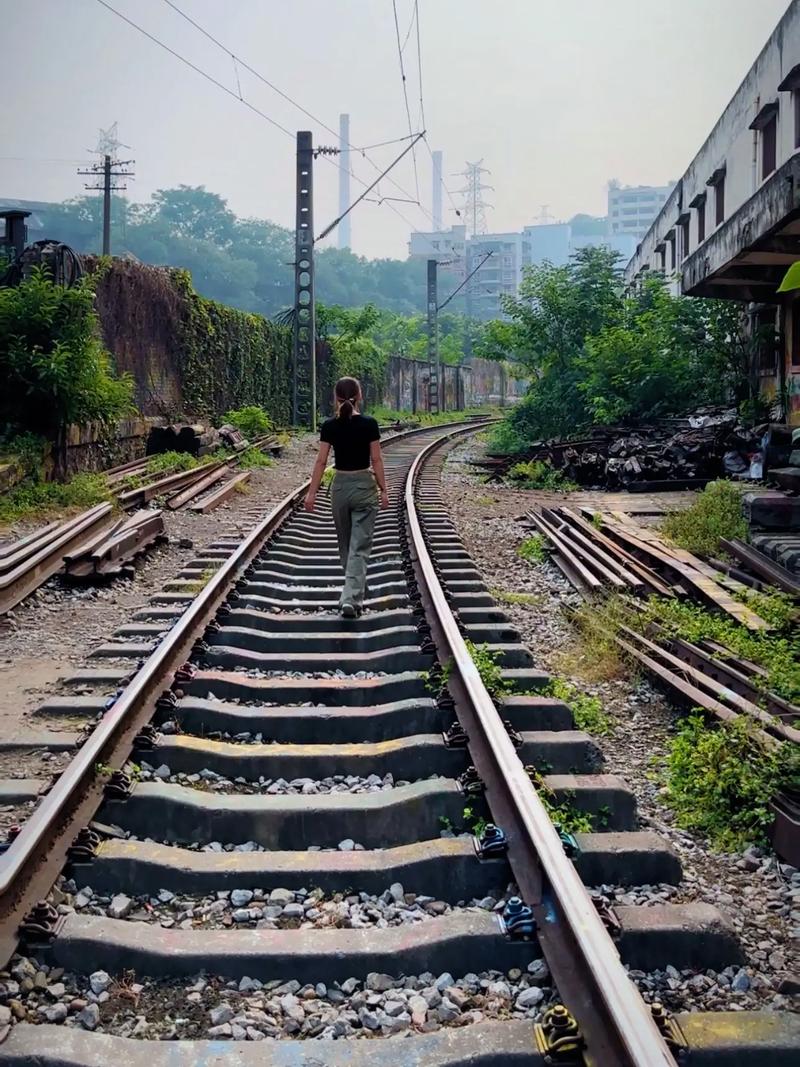 3. 九龙坡区·铁路四村:废弃铁轨上的极简主义