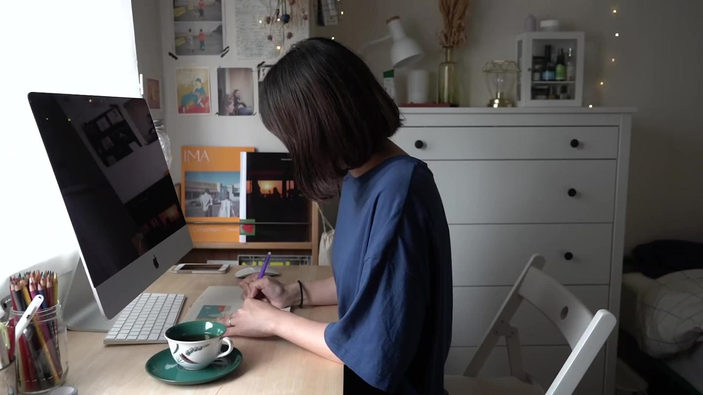 独居女生日常vlog拍摄桌面场景