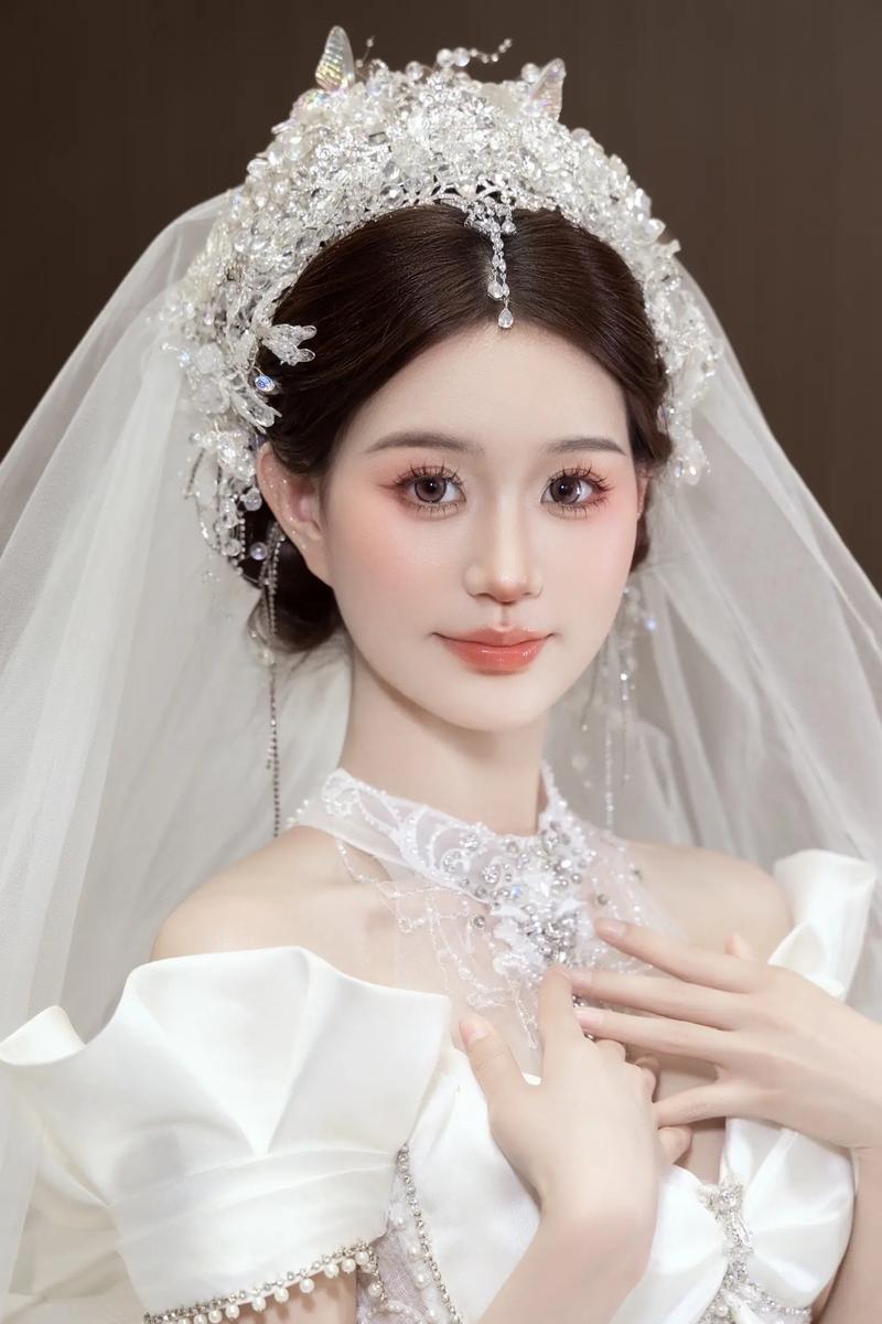 日间婚礼新娘自然光下妆容通透