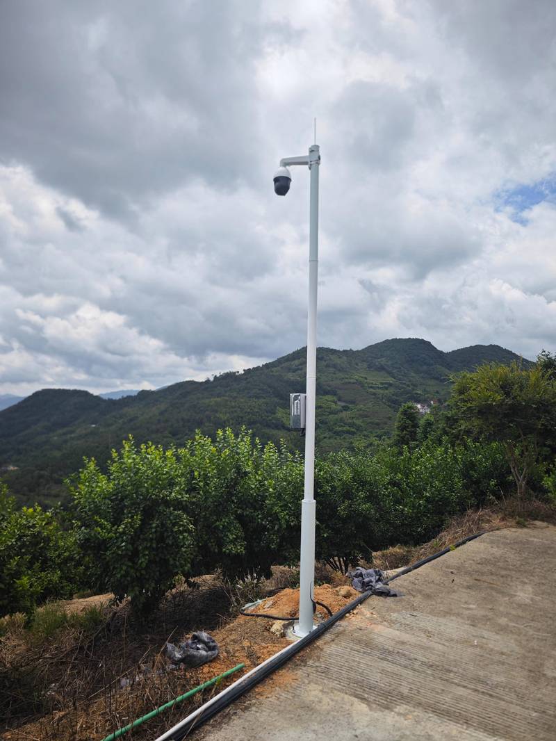 山地果园5G远程监测基站设备图