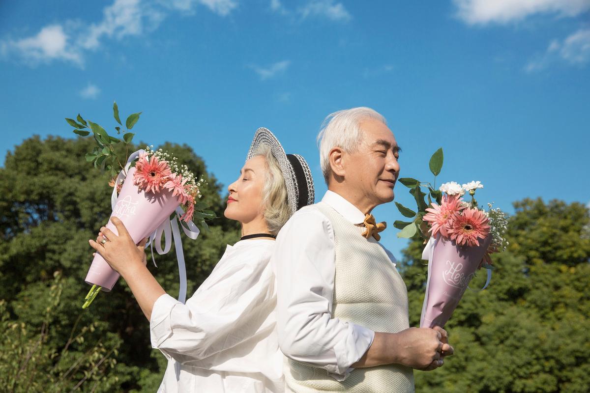 老年夫妻在婚礼上相视而笑