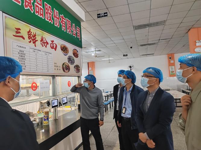 责任督学在学校食堂检查食品安全