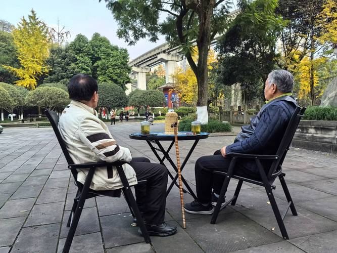 中老年公园遛弯喝茶休闲场景