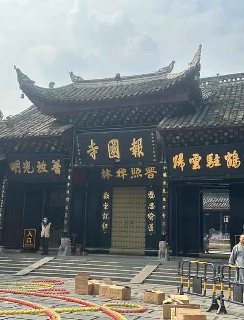 峨眉山报国寺游客中心停车场