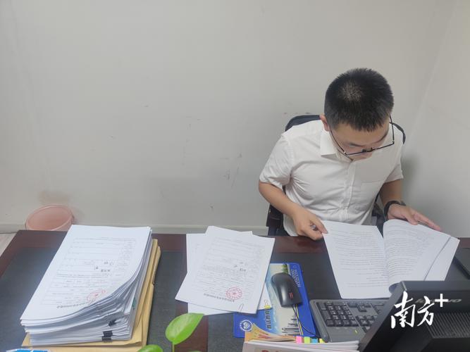 企业法务审查合同场景实拍