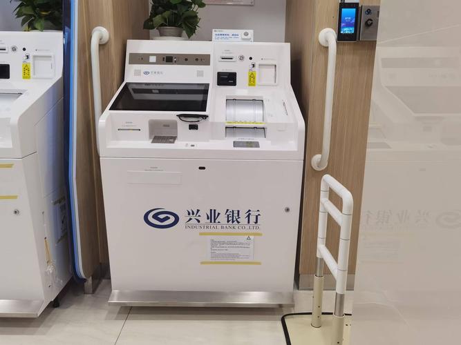 经过无障碍改造的银行ATM机演示图