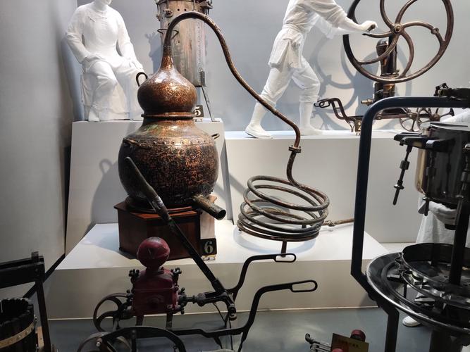 工业博物馆展台上爷爷给孩子讲老设备场景图