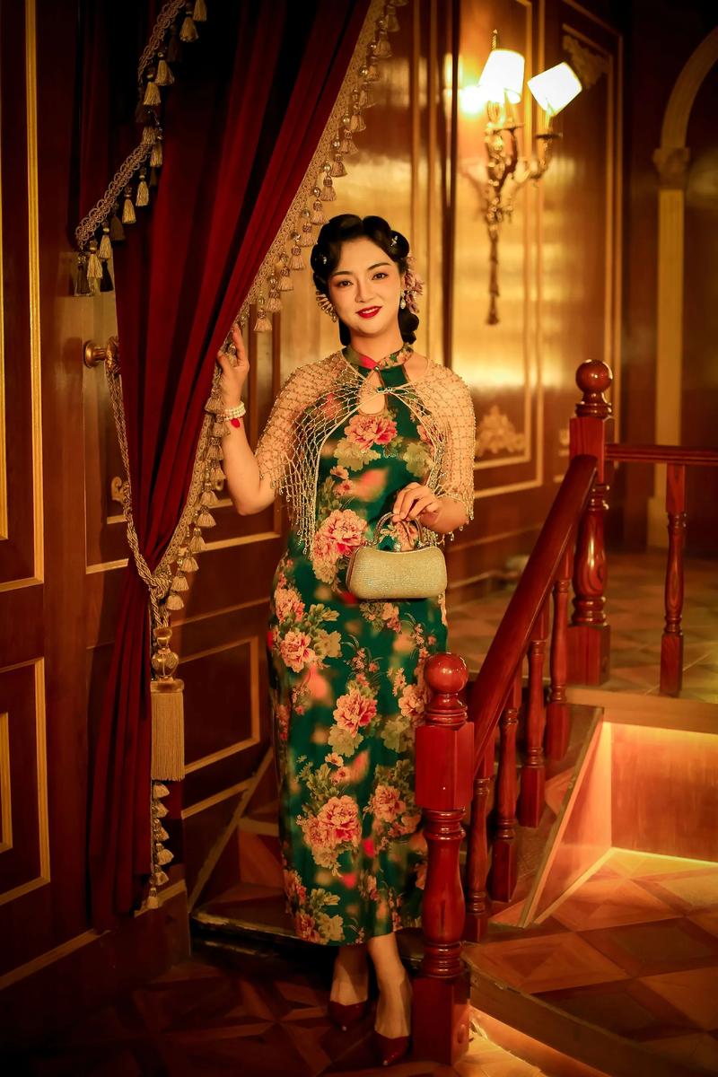 上海弄堂旗袍女子
