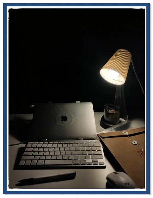 深夜书桌前亮着的笔记本电脑屏幕