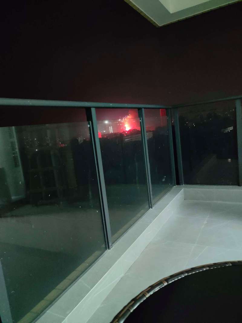 邻居阳台大功率投光灯夜间照进卧室实拍图
