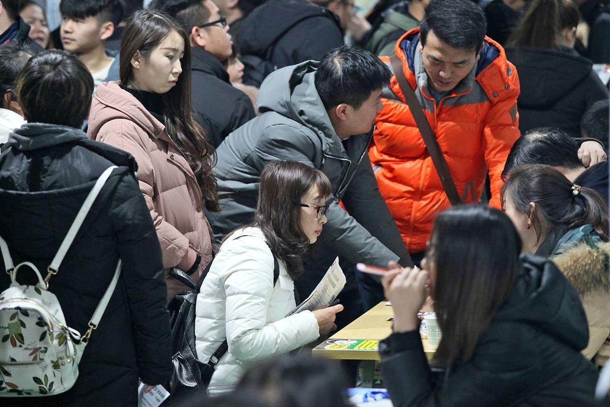 研究生在招聘会投递简历的拥挤场景
