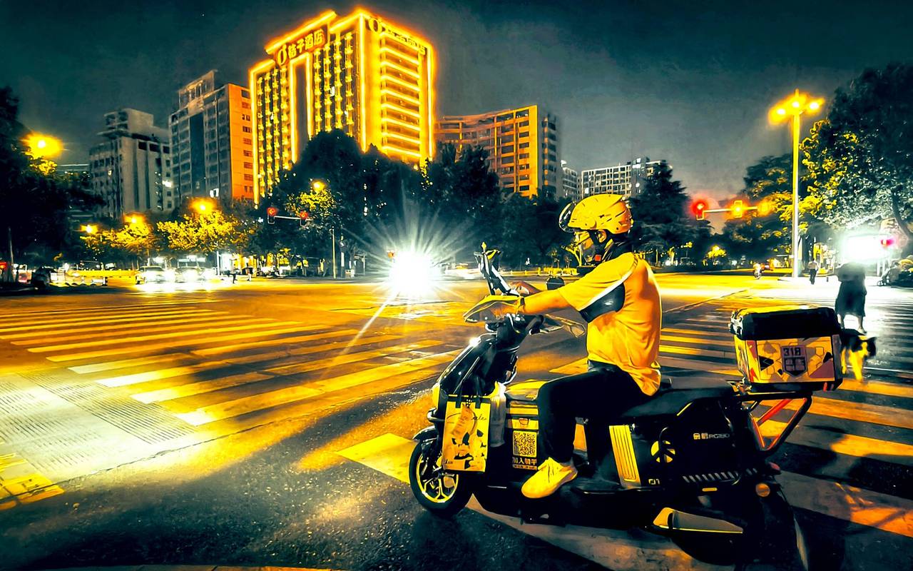城市即时零售骑手夜间配送场景